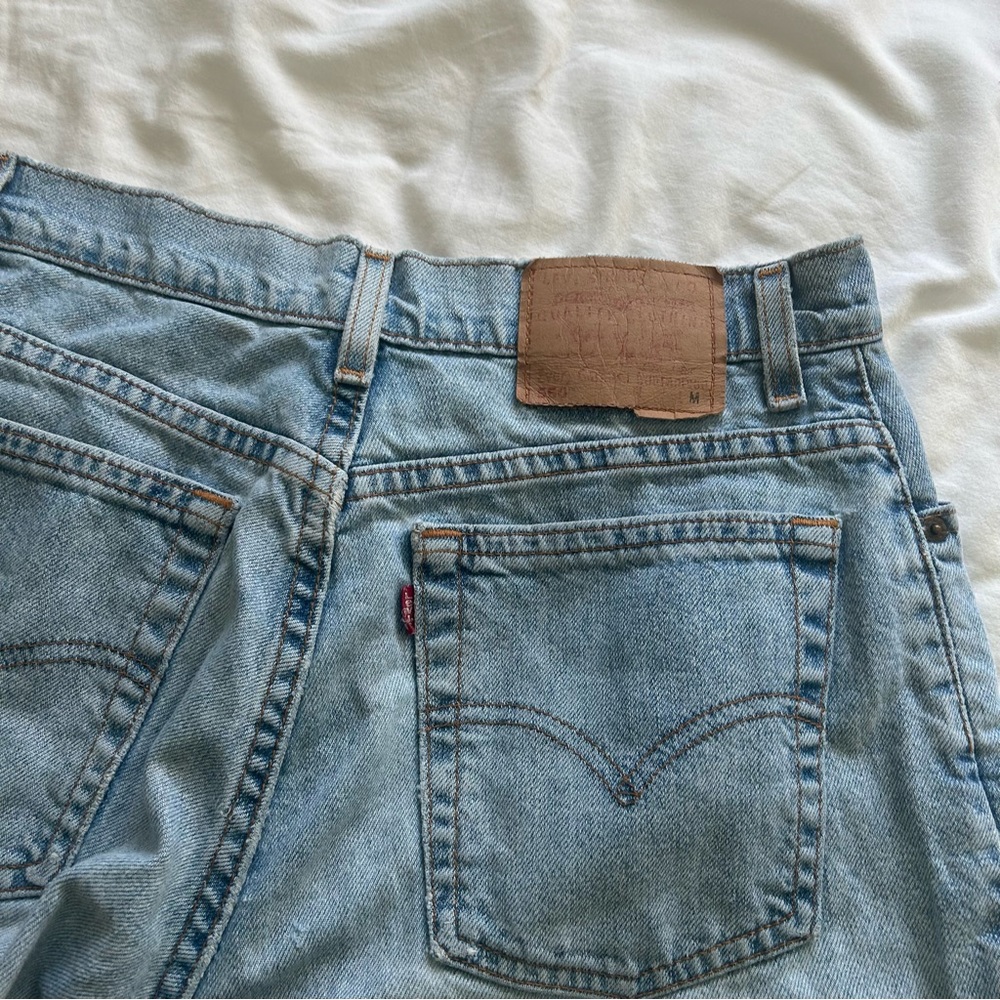 Vintage Levi’s 550 high waisted ripped knee jeans!